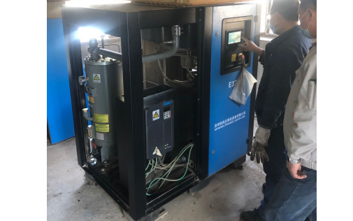 睿寂行空壓機售后服務正在調試機器 睿寂行空壓機售后服務正在調試機器