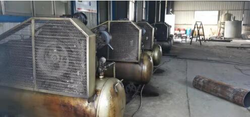 替換下來的老舊活塞機 替換下來的老舊活塞機